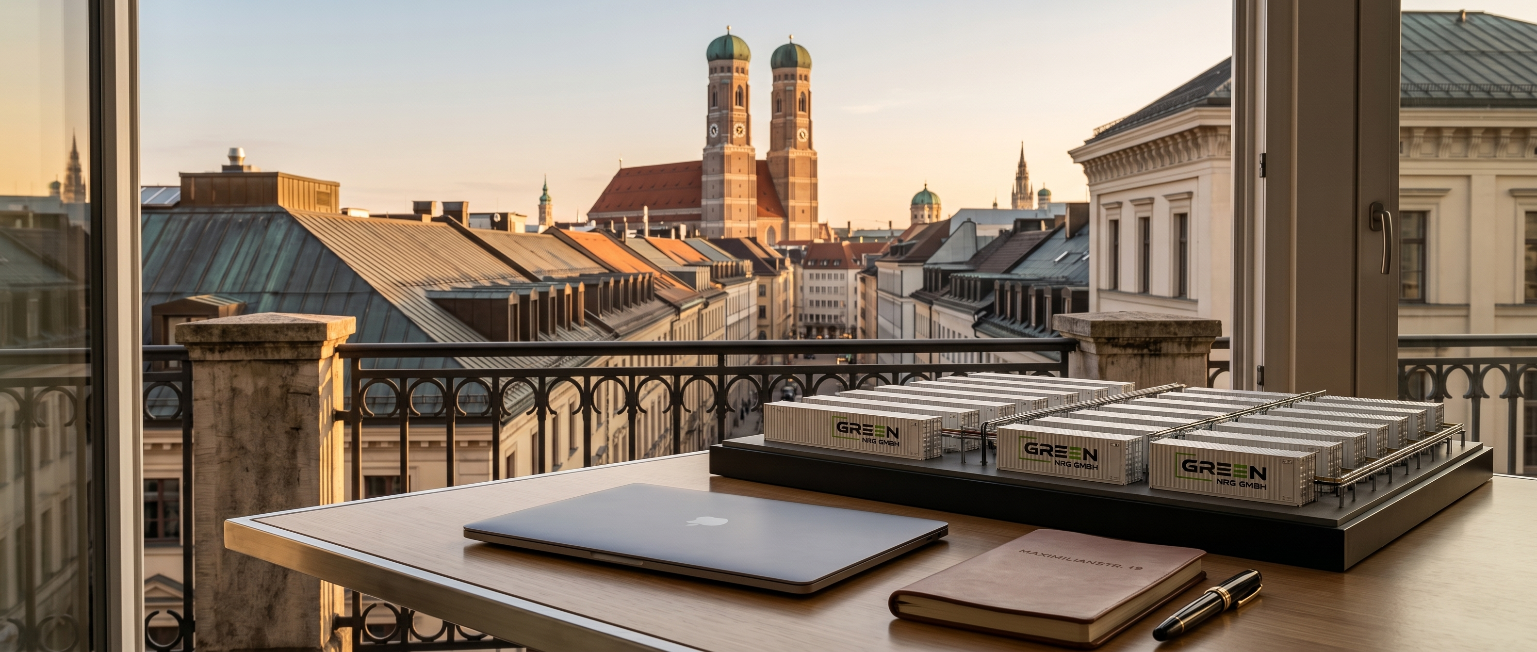 Blick von Maximilianstraße auf die Frauenkirche München mit BESS-Modell am Schreibtisch